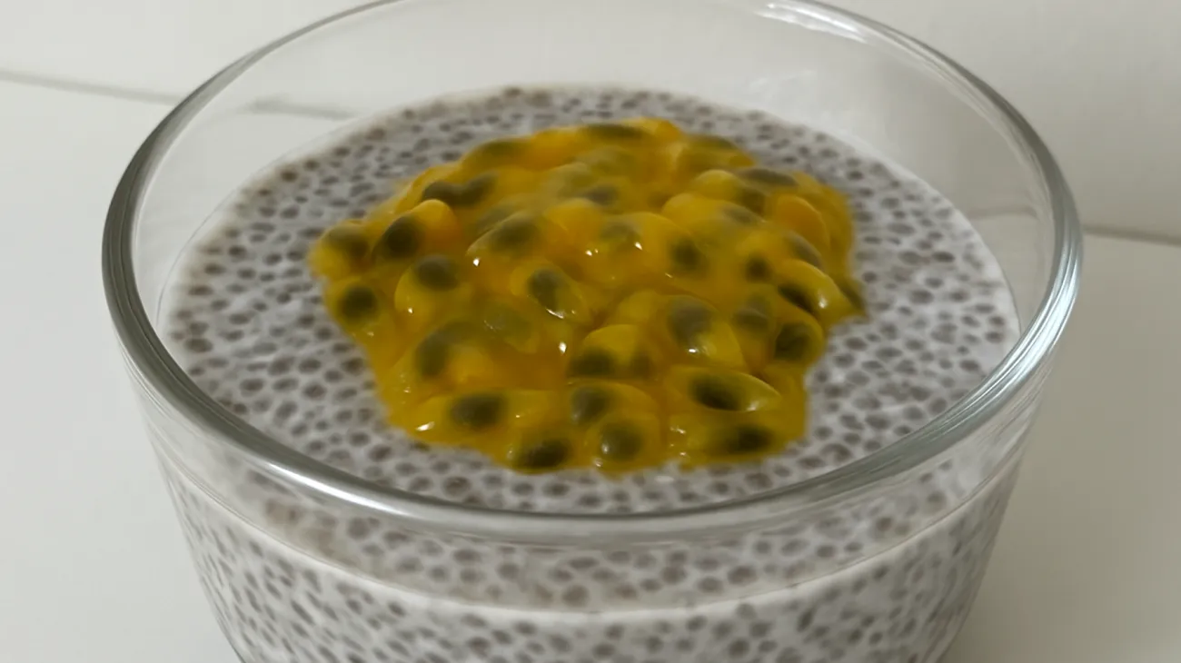 Passionsfrucht-Chia-Pudding mit Mandelmilch"